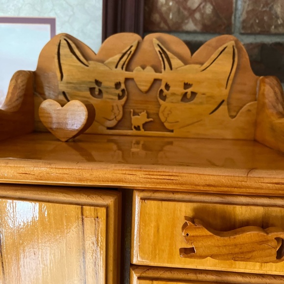 🐈Rare Vintage Large Solid Wood Hand
Carved Cat Lovers Jewelry
Armoire Heirloom - Picture 4 of 12